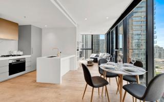 High-Rise CBD Escape with Panoramic City Views - 4