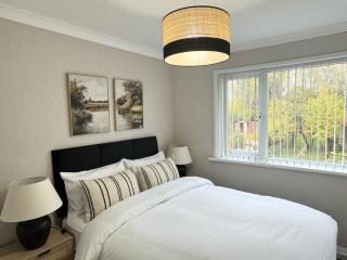 Big 4 Bedroom House for Work Groups near NEC, JLR, HS2 with Private Driveway - 2