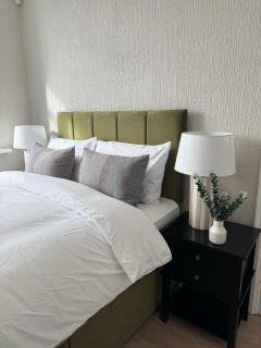 Big 4 Bedroom House for Work Groups near NEC, JLR, HS2 with Private Driveway - 1