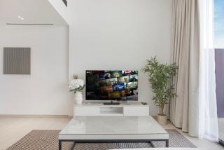 Daniels Chic 1BR with City Skyline Views at JVC - 3