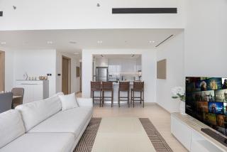 Daniels Chic 1BR with City Skyline Views at JVC - 2
