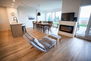 Chic Condo - Stunning View & Quiet - 2