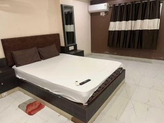 Hotel O Premium 12th Night - 7