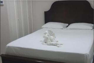 2-Bed Villa Sleeps 4 with Pool & Parking - 7