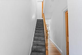 The Clyde Residence Sleeps 6 - 8