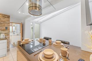 The Clyde Residence Sleeps 6 - 1