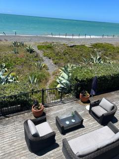 Beachfront Bliss - Stunning Views & Modern Comfort - 9