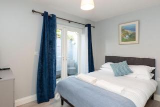 Modern Flat - 5 Mins to Train Station - Free Parking - 6