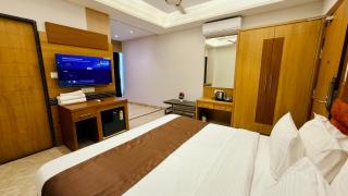 Pheonix Luxury Inn - 8