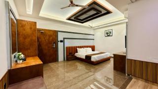 Pheonix Luxury Inn - 4