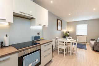 Modern Flat - 5 Mins to Train Station - Free Parking - 7