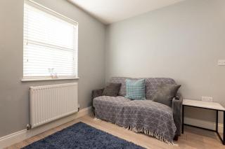 Modern Flat - 5 Mins to Train Station - Free Parking - 1