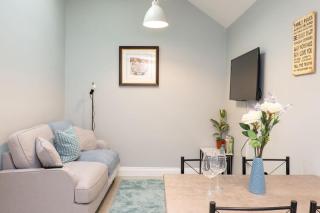 Modern 2 Bed Flat - WiFi - Town Centre - Free Parking - 4