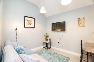 Modern 2 Bed Flat - WiFi - Town Centre - Free Parking - 3