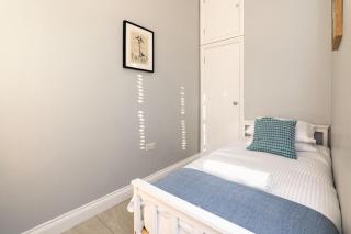 Modern 2 Bed Flat - WiFi - Town Centre - Free Parking - 5