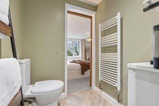 Spacious 4-Bed Cottage with Hot Tub&Parking - 2