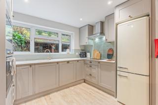 Spacious 4-Bed Cottage with Hot Tub&Parking - 6