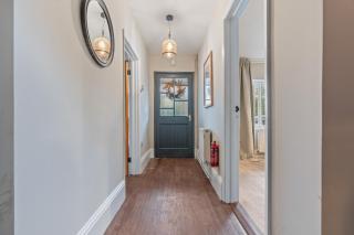 Spacious 4-Bed Cottage with Hot Tub&Parking - 5