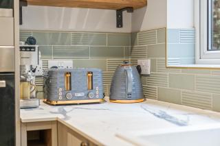 Spacious 4-Bed Cottage with Hot Tub&Parking - 8