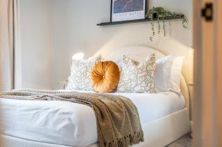 Spacious 4-Bed Cottage with Hot Tub&Parking - 9