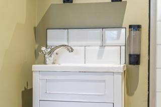 Spacious 4-Bed Cottage with Hot Tub&Parking - 1