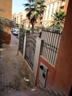 شقة غرفتين وصالة دور أرضى بحديقة خاصة بها غرفة مكيفة وأخرى تكييف صحراوى والصالة مزودة بمروحة بأميز موقع بكومباوند دجلة بالمز أكتوبر الجديدة الجيزة مصر - 9