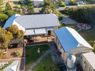 Chiton Cottage by the Sea - Restaurants, Bikes, Pets - 5