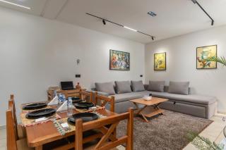 Modern 2BR Condo 10min from beach and Souk - 8