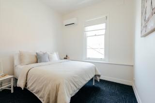 Brunswick Beauty- Oversized, Art Deco, Central - Sleeps 6 - 7