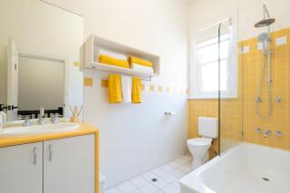 Brunswick Beauty- Oversized, Art Deco, Central - Sleeps 6 - 6