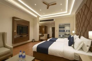 The Grand Him Queen-Centrally Heated & Air Cooled # Near Mall Road # Big Parking # Lift # Spacious Rooms # Most Awarded # Property Of The Year # - 6