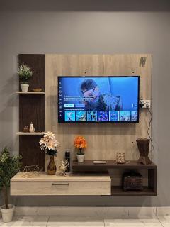 Luxury 1BHK with Eifle Tower Balcony View - 9