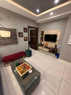 Luxury 1BHK with Eifle Tower Balcony View - 5