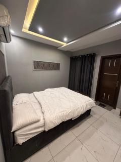 Luxury 1BHK with Eifle Tower Balcony View - 4