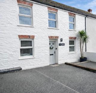 Palms 2 - Central, 5 mins walk to beach + parking! - 8