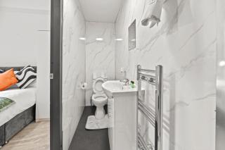 Stadium Suite Central 7BR Luxury Guest House By AltoLuxo Short Lets Serviced Accommodation With Free Wifi & Parking - 9