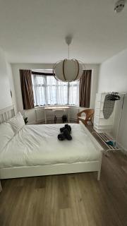 Spacious 3 Guests Ensuite Room,Piccadilly Line,Fast Access Central London 1 - 2