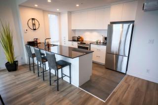 High-End Condo - River View & Lounge - 9