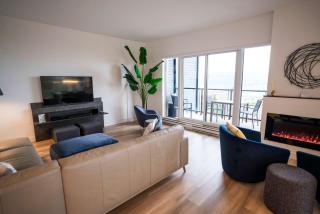 High-End Condo - River View & Lounge - 5