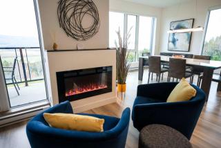 High-End Condo - River View & Lounge - 1