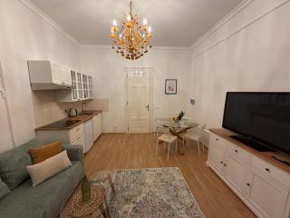 Spacious Spa Zone Home for 4 , Nearby Parking - 5