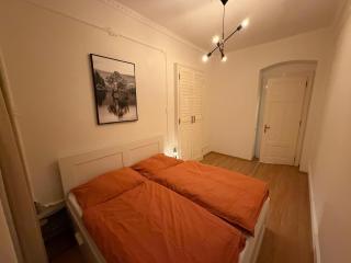 Spacious Spa Zone Home for 4 , Nearby Parking - 3