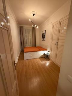 Spacious Spa Zone Home for 4 , Nearby Parking - 2