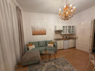 Spacious Spa Zone Home for 4 , Nearby Parking - 1