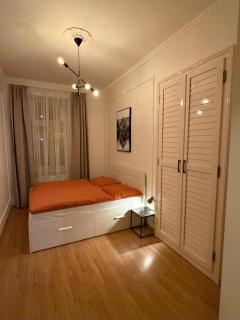 Spacious Spa Zone Home for 4 , Nearby Parking - 7