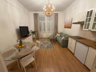 Spacious Spa Zone Home for 4 , Nearby Parking - 0