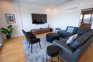 Elegant Condo - Balcony Pool & Stunning View - 0