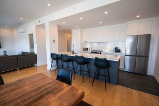 Elegant Condo - Balcony Pool & Stunning View - 9