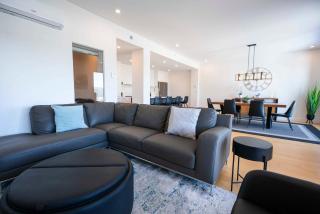 Elegant Condo - Balcony Pool & Stunning View - 3