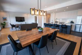 Elegant Condo - Balcony Pool & Stunning View - 1